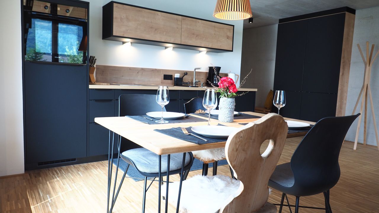 Küchenzeile m. Essbereich Küchenzeile m. Essbereich